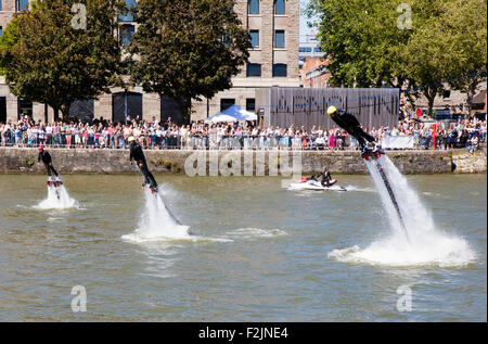 Flyboard Demonstration in Bristol ist Hafen in das jährliche Hafenfest schweben. Stockfoto