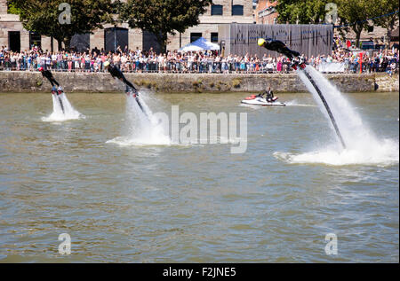 Flyboard Demonstration in Bristol ist Hafen in das jährliche Hafenfest schweben. Stockfoto