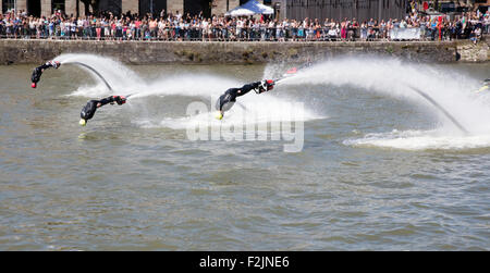 Flyboard Demonstration in Bristol ist Hafen in das jährliche Hafenfest schweben. Stockfoto