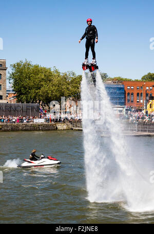 Flyboard Demonstration in Bristol ist Hafen in das jährliche Hafenfest schweben. Stockfoto