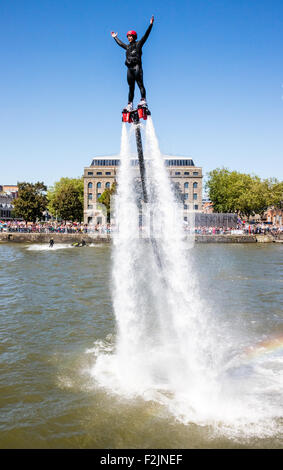 Flyboard Demonstration in Bristol ist Hafen in das jährliche Hafenfest schweben. Stockfoto