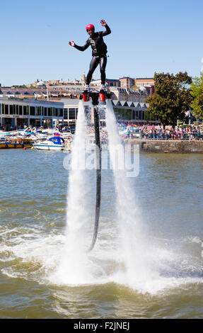 Flyboard Demonstration in Bristol ist Hafen in das jährliche Hafenfest schweben. Stockfoto