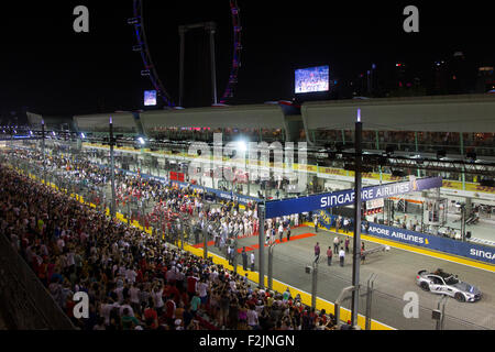 Singapur. 20. September 2015. F1-Piloten Line-up in ihrer Startaufstellung mit Boxencrew bei Singapore Street Circuit Formel 1 Grand Prix Credit: Chung Jin Mac/Alamy Live News Stockfoto