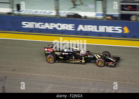 Singapur. 20. September 2015. Romain Grosjean F1 Team Lotus sich in das Loch direkt am Singapore Street Circuit Formel 1 Grand Prix Credit: Chung Jin Mac/Alamy Live News Stockfoto