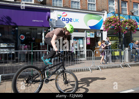 Orpington, UK, 20. September 2015, Orpington High Street wurde eine Freizone Verkehr als Radfahrer übernahm. Euan Beaden führt Stunt Credit: Keith Larby/Alamy Live News Stockfoto