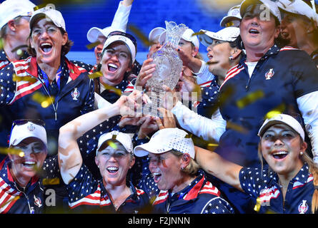 St. Leon-Rot, Deutschland. 20. Sep, 2015. Die US-Golf-Team hält die Trophäe nach dem Gewinn der Solheim Cup in St. Leon-Rot, Deutschland, 20. September 2015 feiern. Zwei Teams, bestehend aus den besten zwölf weibliche Golfprofis aus Europa und den Vereinigten Staaten, beziehungsweise die Biennale Golf Teamturnier teilnehmen, mit den Wettkampfstätten wechseln zwischen Europa und den USA. Deutschland ist der Solheim Cup zum ersten Mal Gastgeber. Foto: UWE ANSPACH/Dpa/Alamy Live News Stockfoto