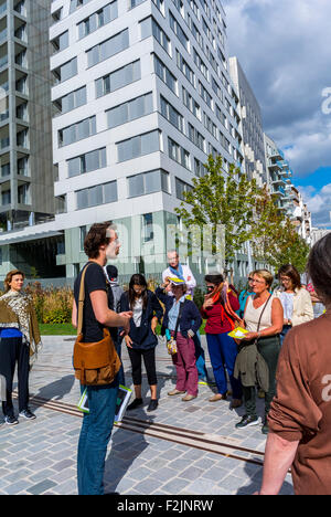 Paris, Frankreich, Reiseleiter mit Gruppe von Personen, die Projekt für neue moderne Architektur, Nachbarschaft, Öko-Quartier Clichy-Batignolles, Neubau, ökologische Konstruktion, grüner Turm paris Öko-Viertel paris, Tour paris Projekt Stockfoto