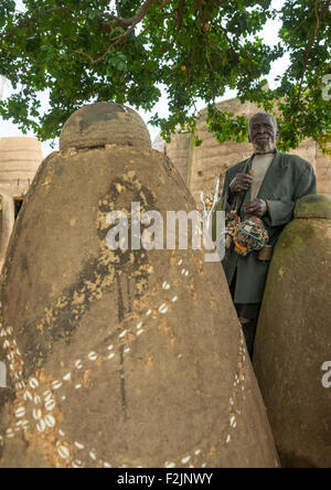 Benin, Westafrika, Boukoumbé, Voodoo Altäre, die Geister der Toten aus dem traditionellen Tata Somba Haus darstellt Stockfoto