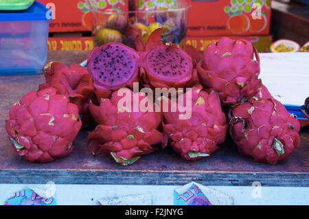 Naher Osten: dragon Früchte auf Carmel-markt in Tel Aviv, Israel Stockfoto