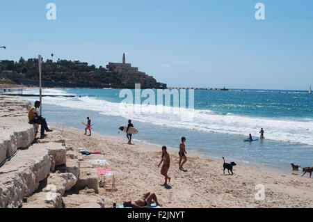 Israel: Altstadt von Jaffa vom Strand aus gesehen, Sommertag in Israel. Stockfoto