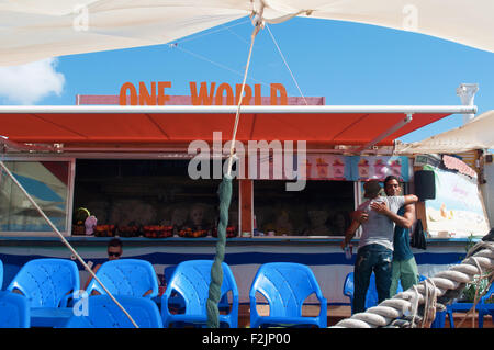 Jaffa, Israel: eine Umarmung zwischen Freunden in einer Bar direkt am Meer in der Altstadt von Jaffa während einer sommerlichen Tag Stockfoto