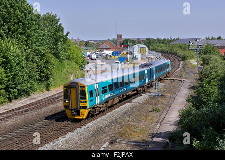 Arriva Trains Wales 158 825 durchläuft, Cardiff zentrale am 06.11.15 Sutton Brücke Kreuzung mit 1V94 0805 Holyhead. Stockfoto