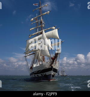 AJAXNETPHOTO. SOLENT, ENGLAND. -GROßSEGLER - SAIL TRAINING ASSOCIATION SEGELN SCHIFF STAVROS S NIARCHOS. FOTO: JONATHAN EASTLAND/AJAX REF: TSH 001604 3 Stockfoto