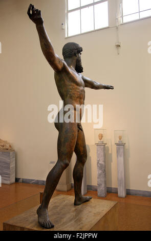 Bronzestatue des Zeus oder Poseidon, Nationales Archäologisches Museum, Athen, Griechenland. Stockfoto