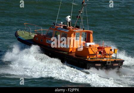 AJAXNETPHOTO. 10. APRIL 2006. FRANKREICH, LE HAVRE. -ARBEITSSCHIFFE - ROUEN LOTSENBOOT GREBE IN RICHTUNG HAFEN. FOTO: JONATHAN EASTLAND/AJAX REF: D61004 1088 Stockfoto