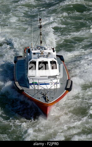 AJAXNETPHOTO. 10. APRIL 2006.LE HAVRE, FRANKREICH. -WORKBOAT - HAFEN LOTSENBOOT. FOTO: JONATHAN EASTLAND/AJAX REF: D61004 1093 Stockfoto