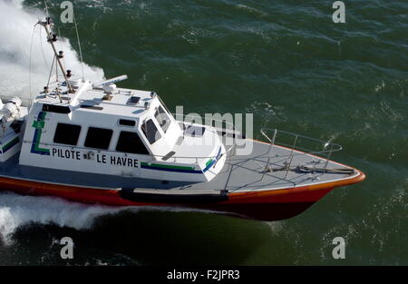 AJAXNETPHOTO. 10. APRIL 2006.LE HAVRE, FRANKREICH. -WORKBOAT - HAFEN LOTSENBOOT. FOTO: JONATHAN EASTLAND/AJAX REF: D61004 1098 Stockfoto