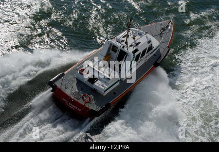 AJAXNETPHOTO. 10. APRIL 2006.LE HAVRE, FRANKREICH. -WORKBOAT - HAFEN LOTSENBOOT LOUIS BRINDEAU. FOTO: JONATHAN EASTLAND/AJAX REF: D61004 1100 Stockfoto