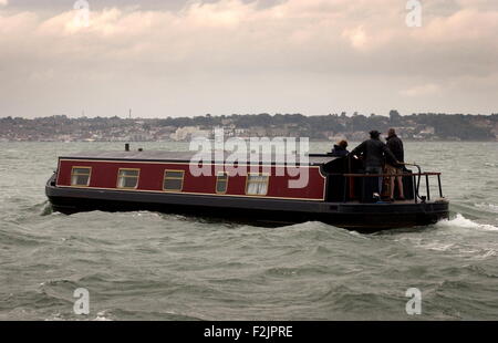 AJAXNETPHOTO 16. September 2009 - SOUTHAMPTON, ENGLAND. -Fahrwasser - einem Kanalboot macht seinen Weg langsam über den Solent. Foto: Jonathan Eastland/Ajax Ref: 91609 3014 Stockfoto