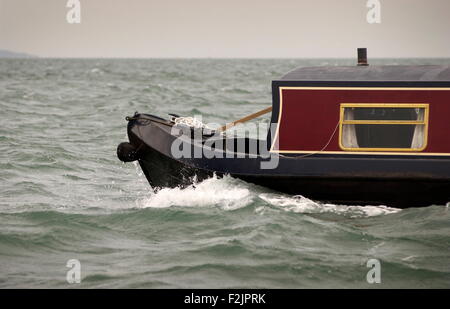 AJAXNETPHOTO 16. September 2009 - SOUTHAMPTON, ENGLAND. -Fahrwasser - einem Kanalboot macht seinen Weg langsam über den Solent. Foto: Jonathan Eastland/Ajax Ref: 91609 3022 Stockfoto