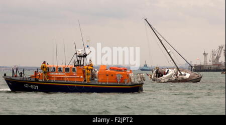 AJAXNETPHOTO - SEPT. 2009. SOUTHAMPTON, ENGLAND - YACHT AUF GRUND GELAUFEN - CALSHOT RNLI LIFEBOAT BESUCHT YACHT IN DER NÄHE VON HAMBLE PUNKT AUF GRUND GELAUFEN. FOTO: JONATHAN EASTLAND/AJAX REF: 91609 3055 Stockfoto