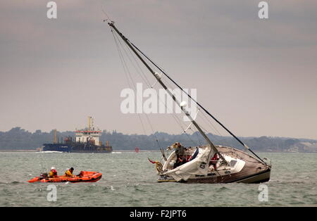 AJAXNETPHOTO - SEPT. 2009. SOUTHAMPTON, ENGLAND - YACHT AUF GRUND GELAUFEN - CALSHOT RNLI RIB BESUCHT YACHT IN DER NÄHE VON HAMBLE PUNKT AUF GRUND GELAUFEN. FOTO: JONATHAN EASTLAND/AJAX REF: 91609 3058 Stockfoto