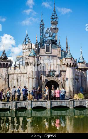 Menschen Schlange, um die Dismaland Märchenschloss eingeben um zu sehen wie eine echte Prinzessin im 20. Jahrhundert lebte Weston Super Mare UK Stockfoto