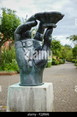 Hand der Flussgott auf Baltische Wharf Bristols schwimmenden Hafen - eine Bronzeskulptur von Vincent Woropay Stockfoto