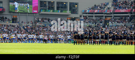 Brighton, UK. 20. September 2015. Samoa durchführen Siva Tau vor Spiel 6 der Rugby World Cup 2015 zwischen Samoa und USA, Brighton Community Stadium, Brighton, England (Foto von Rob Munro/CSM) Stockfoto