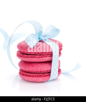 Roten Macarons mit blauem Band. Isoliert auf weißem Hintergrund Stockfoto