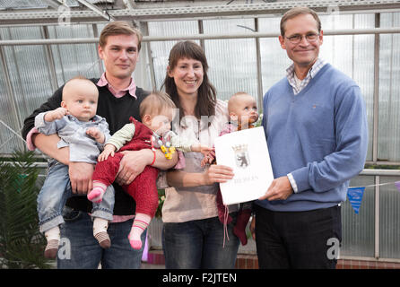 Berlin, Deutschland. 20. Sep, 2015. Berlins Governing Mayor Michael Mueller (R) übergibt ein Sponsoring-Zertifikat an der Ulonska-Familie, darunter auch die Eltern Johannes Und Marlen und die Drillinge Karoline Sophie, Emilie Jara und Niklas Elias, in Berlin, Deutschland, 20. September 2015. Berlins Regierender Bürgermeister agiert ein ehrenamtlicher Sponsor für Kinder aus mehrfachen Geburten mit mehr als drei Babys als wenn die Eltern dem zustimmen. Foto: Jörg Carstensen/Dpa/Alamy Live News Stockfoto