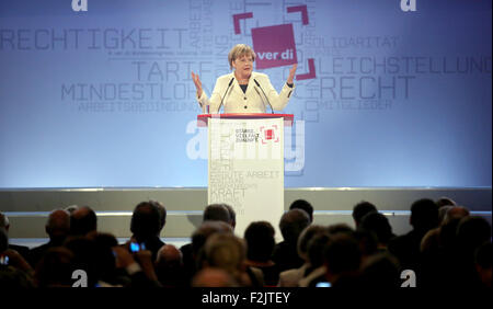 Leipzig, Deutschland. 20. Sep, 2015. Bundeskanzlerin Angela Merkel spricht während des bundesweiten Kongresses der deutschen Gewerkschaft ver.di in Leipzig, Deutschland, 20. September 2015. Mehr als 1.000 Delegierten werden ihre neuen Führung nächste Woche wählen. Foto: JAN WOITAS/Dpa/Alamy Live News Stockfoto