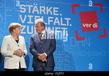 Leipzig, Deutschland. 20. Sep, 2015. Frank Bsirske (R), Präsident der deutschen Gewerkschaft ver.di begrüßt Bundeskanzlerin Angela Merkel zu Beginn des bundesweiten Kongress der Union in Leipzig, Deutschland, 20. September 2015. Mehr als 1.000 Delegierten werden ihre neuen Führung nächste Woche wählen. Foto: JAN WOITAS/Dpa/Alamy Live News Stockfoto