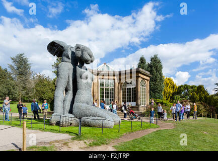 Lady-Hase "Sitzen" von Sophie Ryder, Yorkshire Sculpture Park, West Bretton, Wakefield, West Yorkshire, England, UK Stockfoto