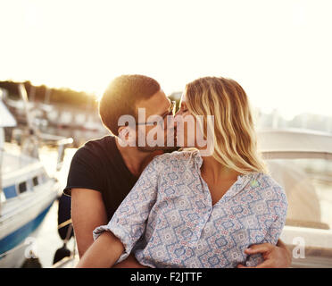 Mann und Frau Küssen auf einem Boot, Sonnenuntergang Stockfoto