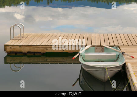 Festgemachten Beiboot an einem Dock am Holländer See in Clearwater, Britisch-Kolumbien, Kanada, Nordamerika. Stockfoto