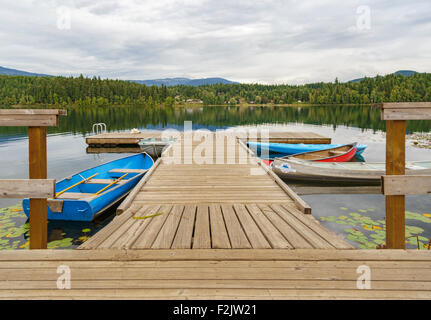 Festgemachten Boote und malerischen Reflexionen über Dutch Lake in Clearwater, Britisch-Kolumbien, Kanada, Nordamerika. Stockfoto