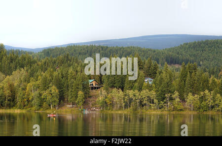 Kajakfahren auf dem schönen und ruhigen Niederländisch-See in Clearwater, Britisch-Kolumbien, Kanada, Nordamerika. Stockfoto