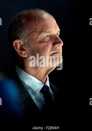 Datei - ein Datei-Bild, datiert 10. September 2013 Vorsitzender des Aufsichtsrats der Volkswagen AG, Ferdinand Piech zeigt, gerade einen Vortrag auf der Internationalen Automobilausstellung IAA in Frankfurt Am Main, Deutschland. Foto: BORIS ROESSLER/dpa Stockfoto