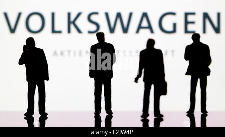 Berlin, Deutschland. 9. November 2012. (ABBILDUNG) Eine Abbildung vom 9. November 2012 zeigt kleine Kunststoff-Figuren im Vordergrund des Logos der DAX-Unternehmen: Volkswagen in Berlin, Deutschland, 9. November 2012. Foto: Sven Hoppe/Dpa/Alamy Live News Stockfoto