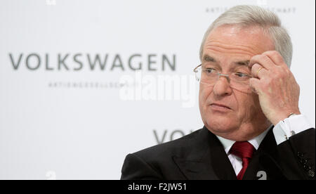 Wolfsburg, Deutschland. 14. März 2015. Datei - Datei Bild datiert 14. März 2013 Schuhe Vorstandsvorsitzender der Volkswagen AG Martin Winterkorn auf einer jährlichen Pressekonferenz von VW in Wolfsburg, Deutschland, 14. März 2015. Winterkorn bleibt im Amt als Vorsitzender des VW. Im Gegensatz zu Spekulationen hält Volkswagen, Europas größter Automobilhersteller, Vorsitzender Winterkorn auf. Foto: JOECHEN LUEBKE/Dpa/Alamy Live News Stockfoto