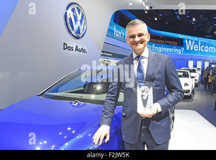 Michael Horn, President und CEO der Volkswagen Group of America, Posen auf dem VW-Stand mit einem Golf während der Medien-Vorschau von der North American International Auto Show (NAIAS) 2015 in der Cobo Arena in Detroit, Michigan, USA, 12. Januar 2015. Der Golf wurde Auto des Jahres in Nordamerika ausgezeichnet. Die öffentlichen laufen vom 17. bis 25. Januar 2015. Foto: ULI DECK/dpa Stockfoto