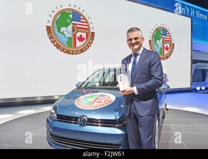 Michael Horn, President und CEO der Volkswagen Group of America, Posen auf dem VW-Stand mit einem Golf während der Medien-Vorschau von der North American International Auto Show (NAIAS) 2015 in der Cobo Arena in Detroit, Michigan, USA, 12. Januar 2015. Der Golf wurde Auto des Jahres in Nordamerika ausgezeichnet. Die öffentlichen laufen vom 17. bis 25. Januar 2015. Foto: ULI DECK/dpa Stockfoto