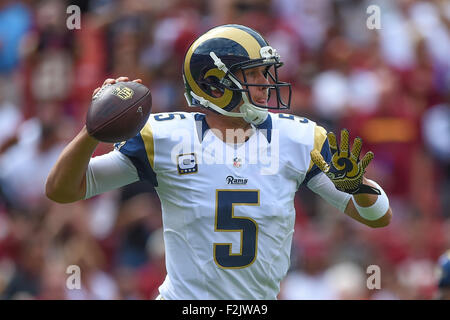 Landover, MD, USA. 20. September 2015. St. Louis Rams Quarterback Nick Foles (5) rollt, während das Matchup zwischen den St. Louis Rams und den Washington Redskins in FedEx Field in Landover, Maryland zu übergeben © Cal Sport Media/Alamy Live News Bildnachweis: Cal Sport Media/Alamy Live-Nachrichten Stockfoto