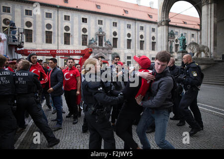 München, Deutschland. 20. Sep, 2015. Türkische Nationalisten Rallye gegen Kurden und für Erdogans Politik gegen die PKK. © Michael Trammer/Pacific Press/Alamy Live-Nachrichten Stockfoto