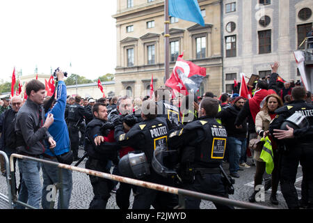 München, Deutschland. 20. Sep, 2015. Türkische Nationalisten Rallye gegen Kurden und für Erdogans Politik gegen die PKK. © Michael Trammer/Pacific Press/Alamy Live-Nachrichten Stockfoto