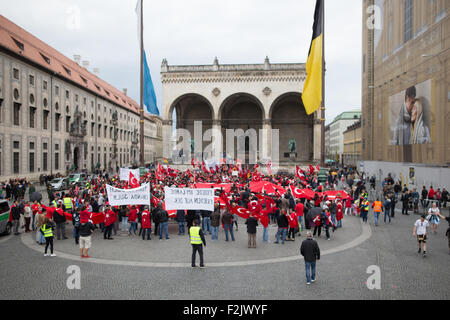 München, Deutschland. 20. Sep, 2015. Türkische Nationalisten Rallye gegen Kurden und für Erdogans Politik gegen die PKK. © Michael Trammer/Pacific Press/Alamy Live-Nachrichten Stockfoto