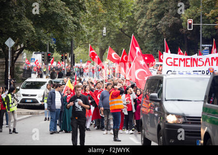 München, Deutschland. 20. Sep, 2015. Türkische Nationalisten Rallye gegen Kurden und für Erdogans Politik gegen die PKK. © Michael Trammer/Pacific Press/Alamy Live-Nachrichten Stockfoto