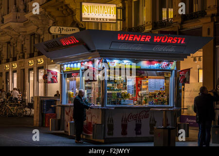 Wurst-Stand auf der Kärntnerstraße, Wiener Würstchen, 1. Bezirk, Wien, Österreich Stockfoto