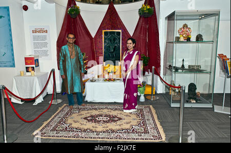 Bournemouth, UK. 20. Sep, 2015. Die 13. Jahrhundert Schiefer Steinfigur Ganesha ist Leihgabe des British Museum und auf dem Display an der Russell-Cotes Art Gallery and Museum in Bournemouth, Südengland der bekannte Badeort. Ganesha, einem Elefantenkopf ist eines der bekanntesten und am meisten verehrten Gottheiten im hinduistischen Pantheon. Es wird als der Remover von Hindernissen und Gönner der Buchstaben und des Lernens verehrt. Am 19. September wurde der Schrein von Mitgliedern des Vereins Dorset Indien gekleidet. Bildnachweis: Roger Allen Fotografie/Alamy Live-Nachrichten Stockfoto